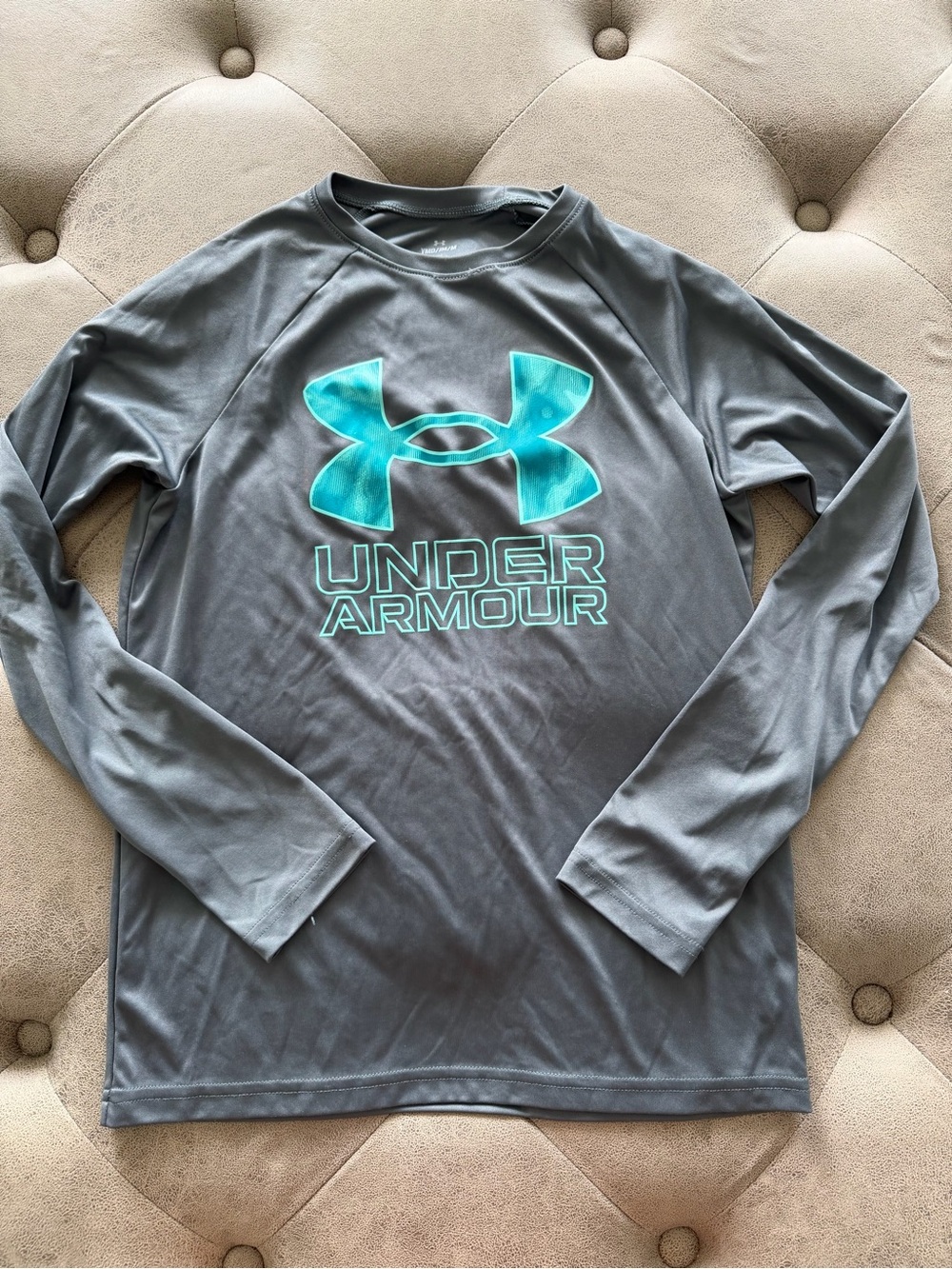 Under Armour boys Gray Long-Sleeve Logo Performance Shirt size M